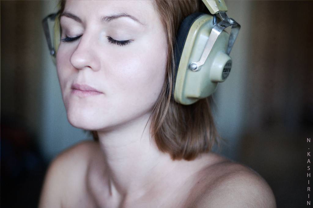 Cuando una persona escucha música, su cerebro segrega la hormona del placer, la dopamina. Imagen: Kashirin Nickolai. 