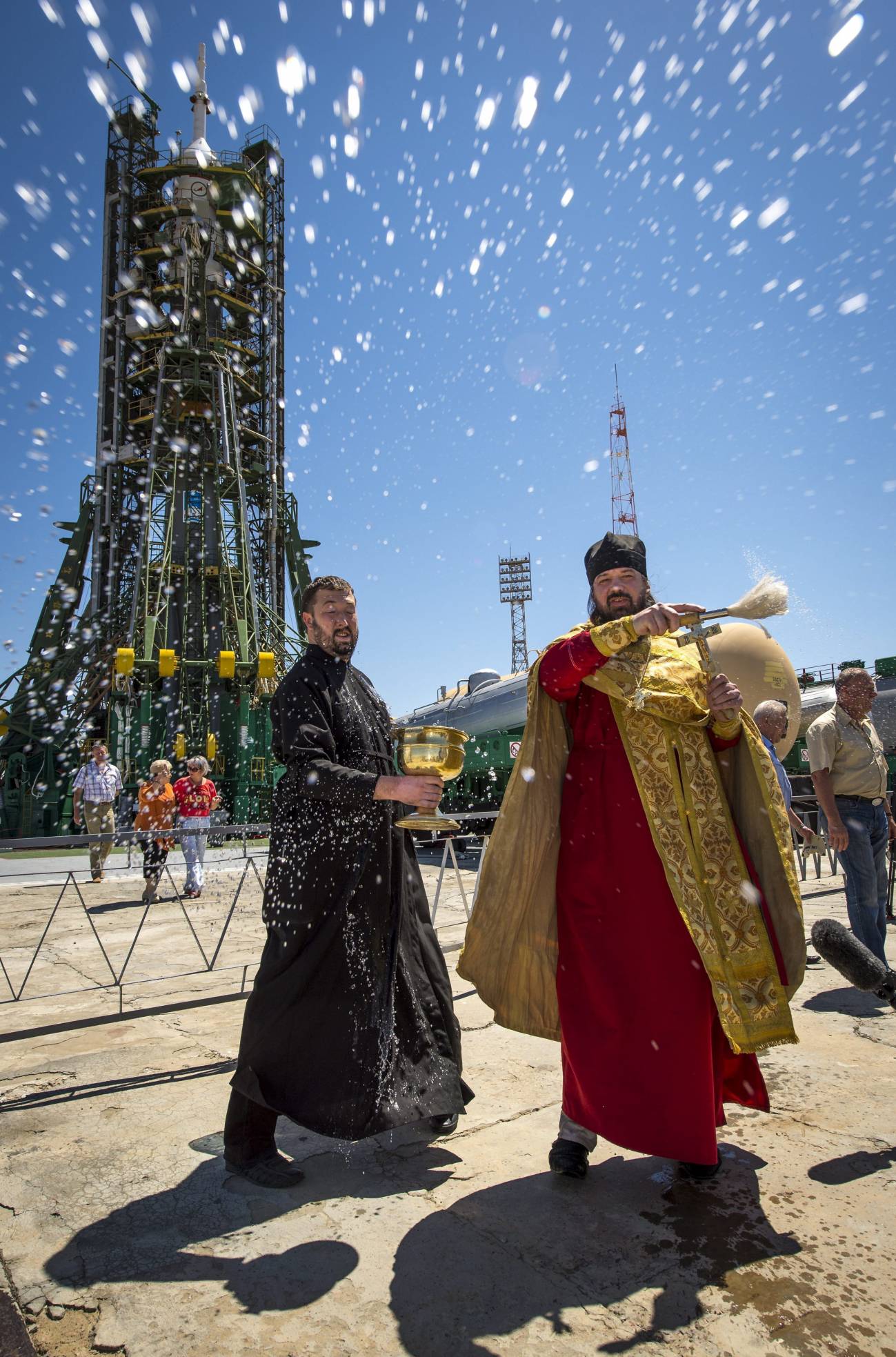 En la imagen, un sacerdote ortodoxo bendice a los periodistas momentos antes de hacer lo mismo con el cohete Soyuz, en la plataforma de lanzamiento.