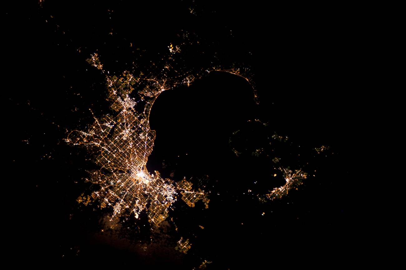 Imagen nocturna de la ciudad australiana de Melbourne desde el espacio.
