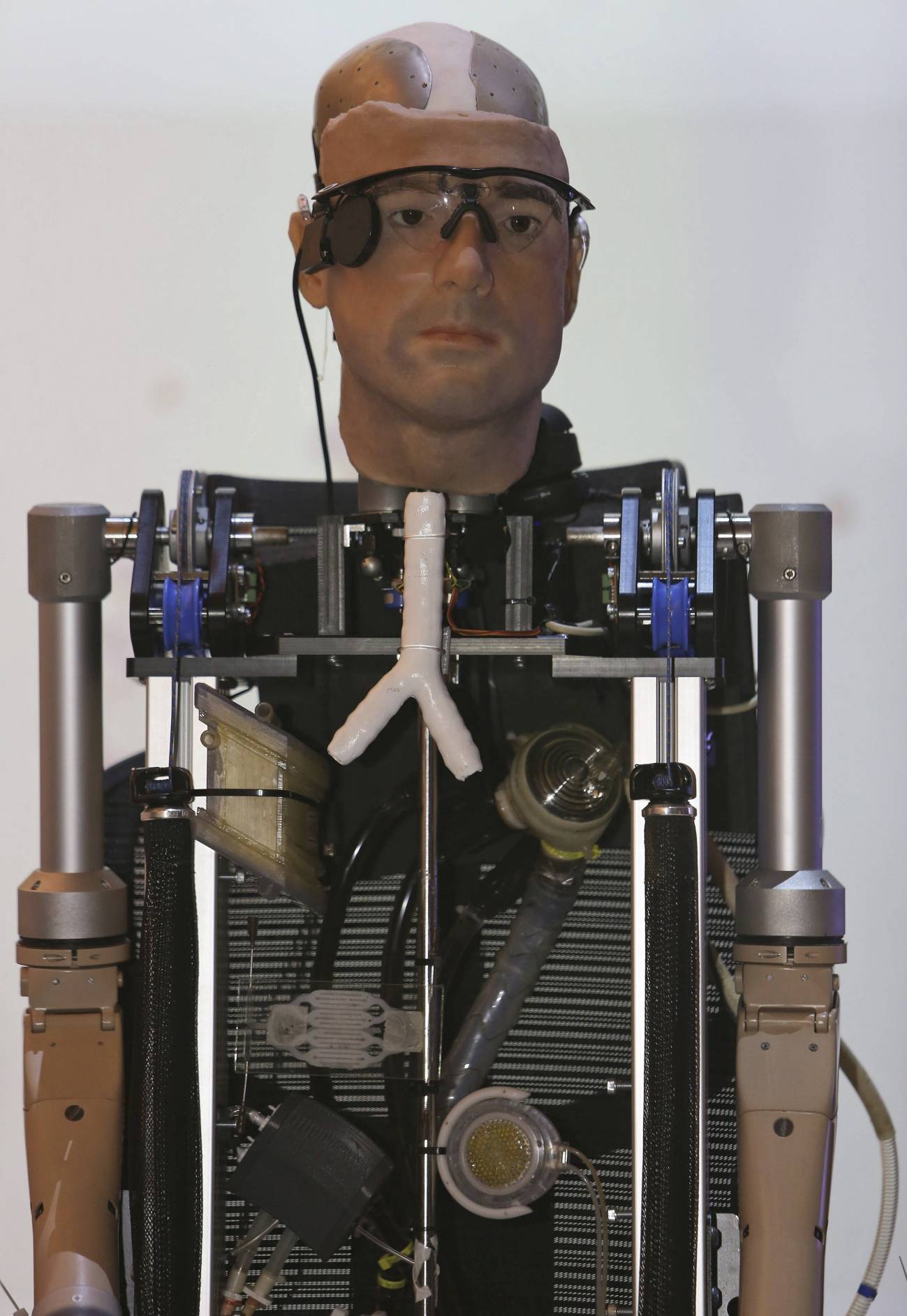 El primer "hombre biónico" completo durante su presentación e Reino Unido. El robot, con una altura de dos metros y valorado en un millón de dólares, se expone en el Museo de Ciencias de Londres. / Efe