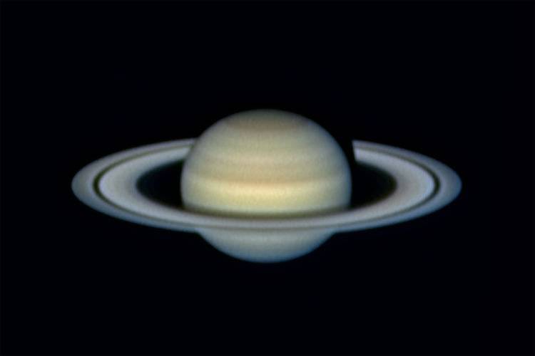 Saturno fotografiado a través de un telescopio.