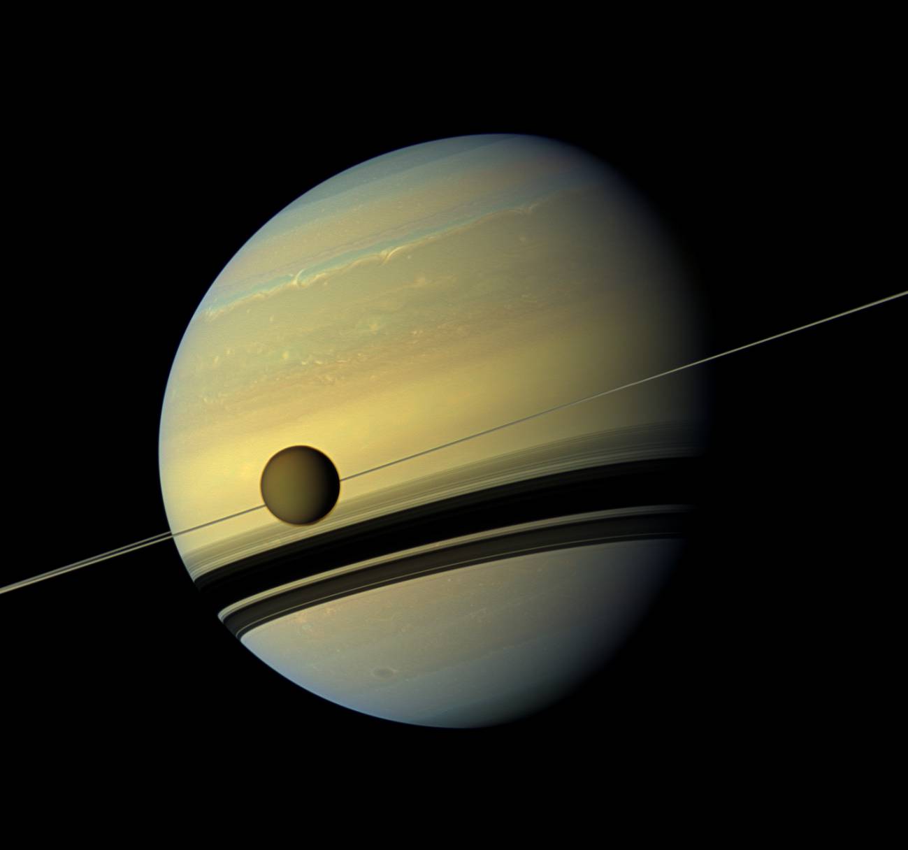 Titán pasando por delante del gigante gaseoso Saturno. Imagen: NASA
