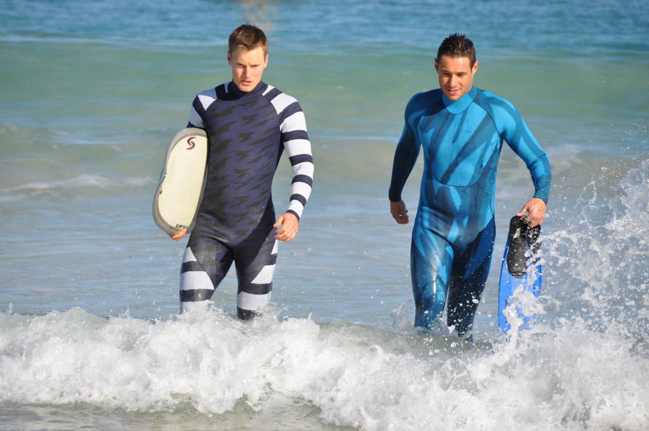 Dos hombres lucen los nuevos diseños de trajes destinados a prevenir ataques de tiburones.