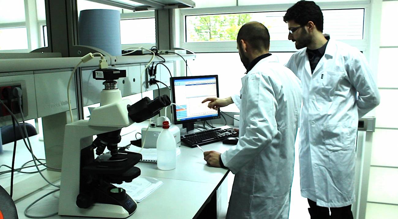 David Horna,segundo a la derecha, en el laboratorio de Aglaris Cell del Parque Científico de Madrid. / PCM
