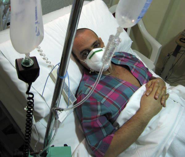 Un paciente recibe tratamiento de quimioterapia.