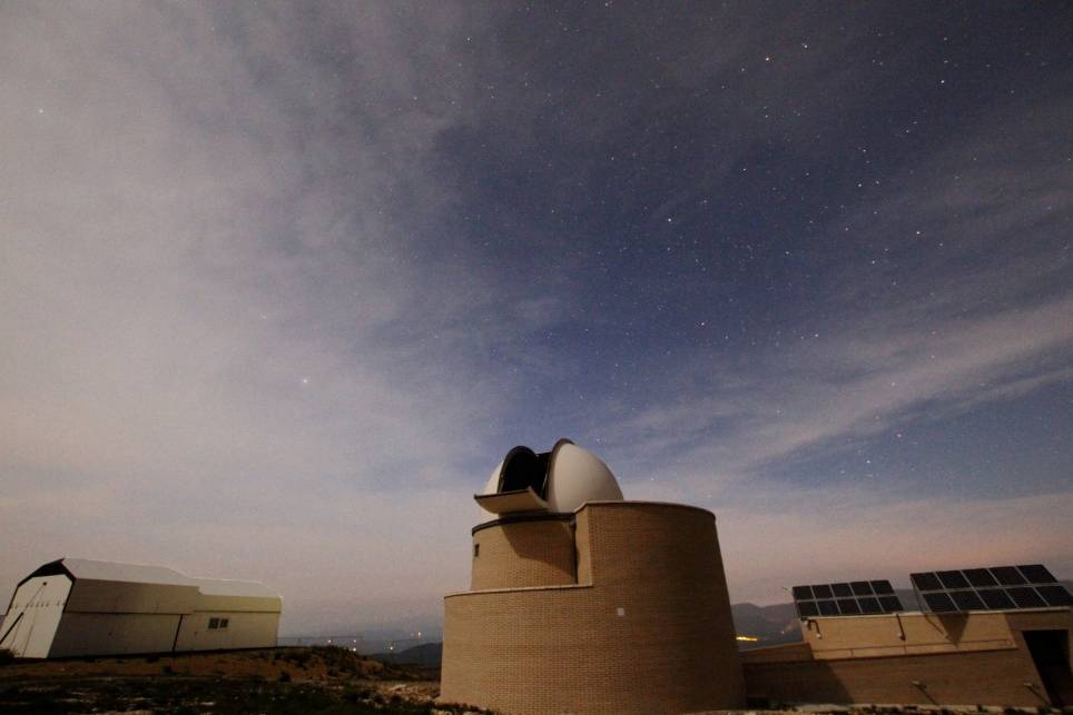 El OAdM alberga el telescopio Fabra‐ROA (izquierda) y el telescopio Joan Oró (centro).Imagen: E.Herrero (ICE,CSIC-­‐IEEC). 
