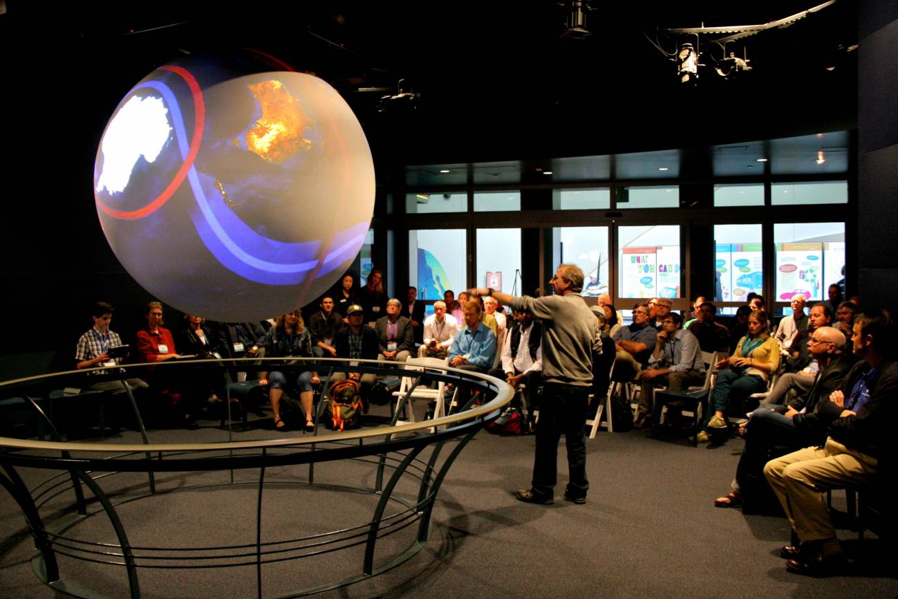La esfera SOS. / NOAA