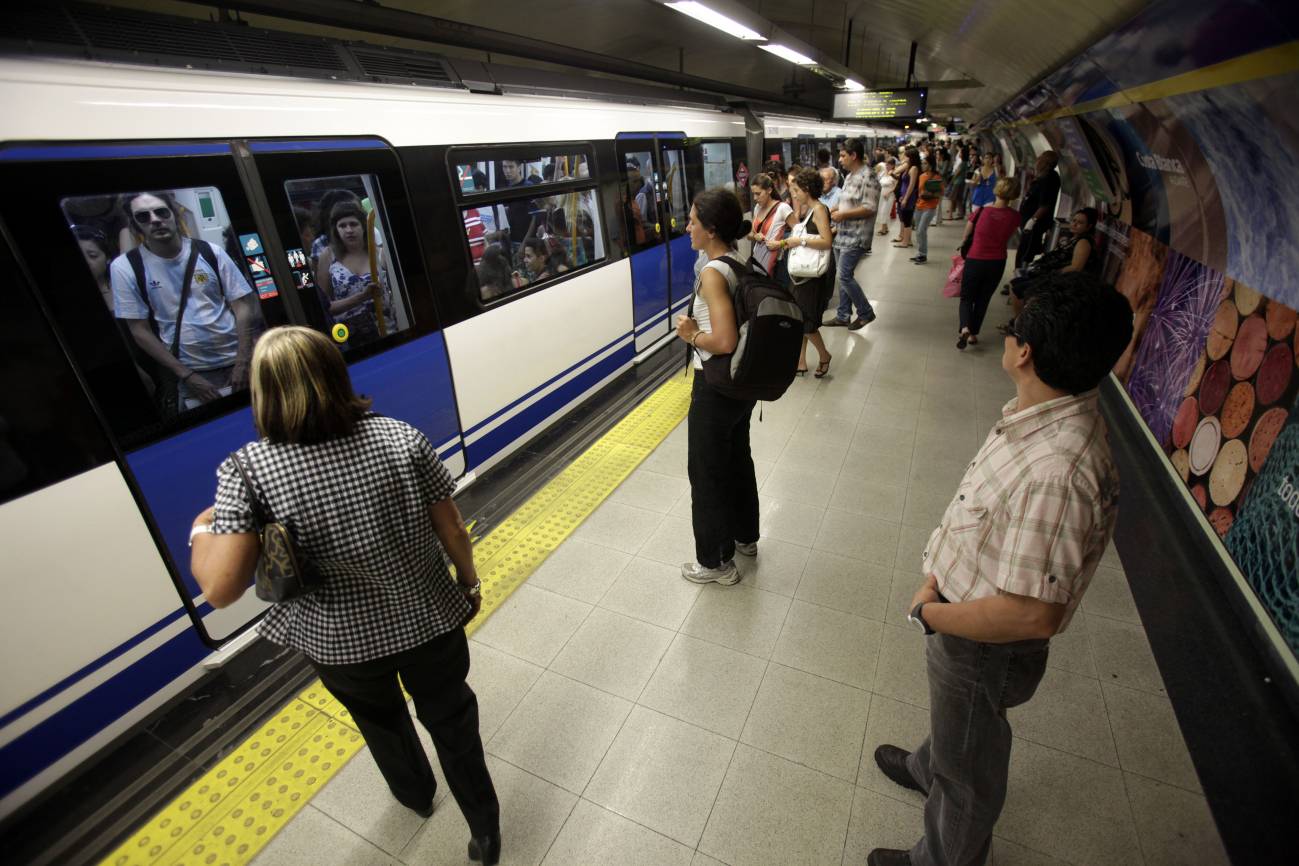 Usuarios del metro de Madrid esperan en una estación. / SINC