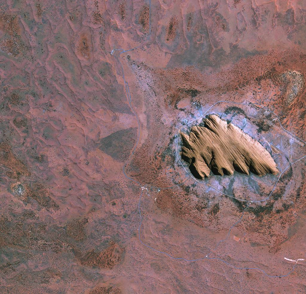 La montaña Uluru / Ayers Rock, en mitad del desierto en Australia. / ESA