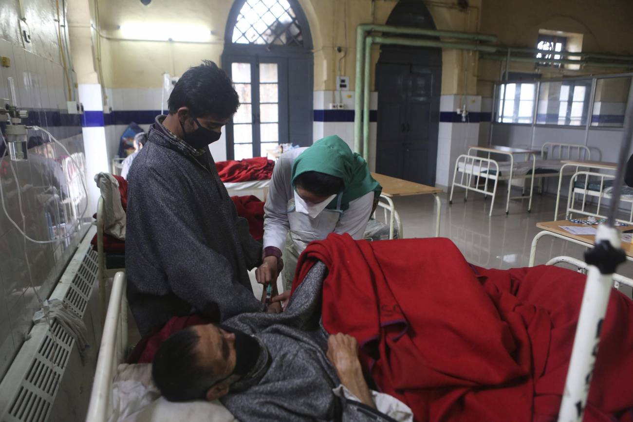 Un enfermo que sufre de tuberculosis recibe tratamiento médico en un hospital de Srinagar, capital estival de la Cachemira india. / Efe