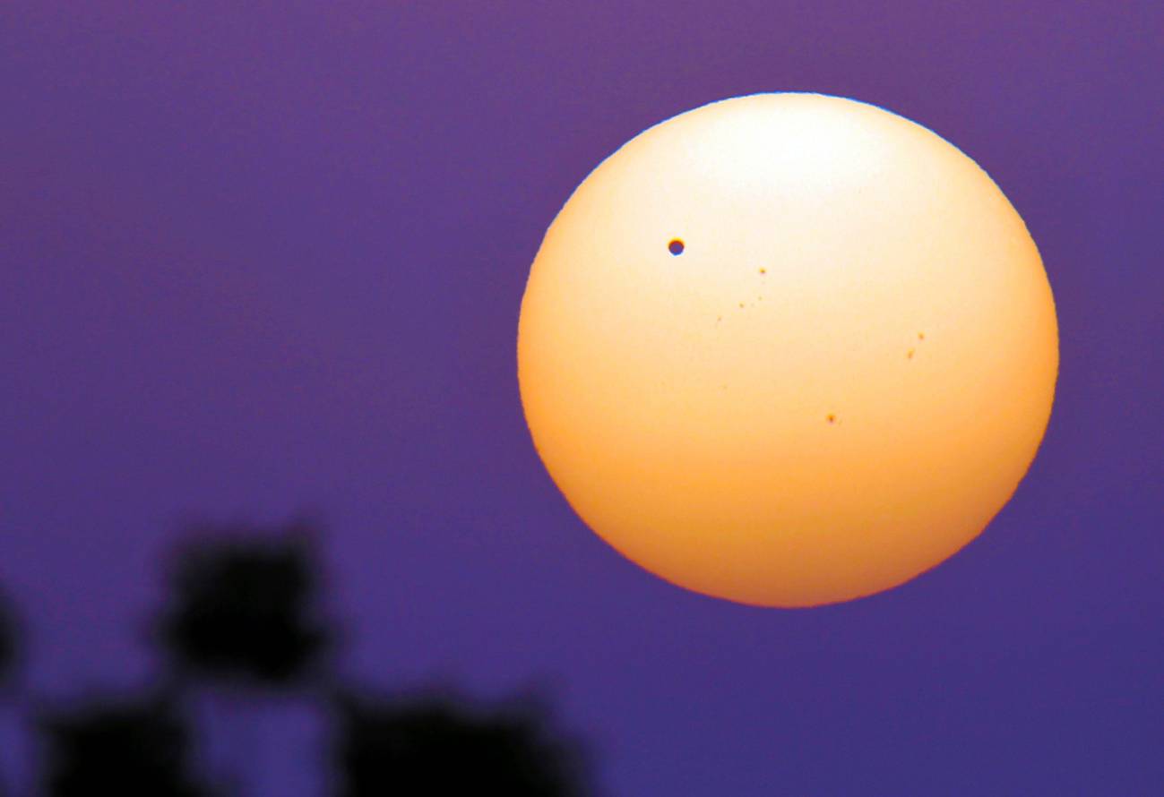 El tránsito del planeta Venus entre la Tierra y el Sol es visto hoy, miércoles 6 de junio de 2012, desde el planetario de Bangkok (Tailandia). 