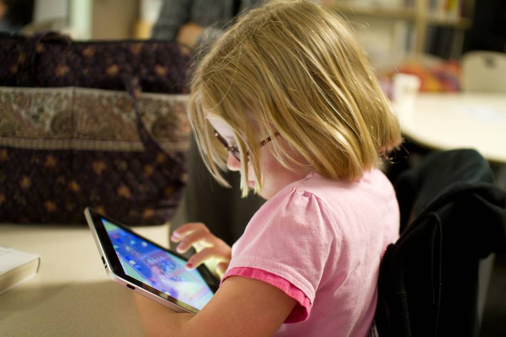 Una niña juega con una tableta. Imagen: Nooccar