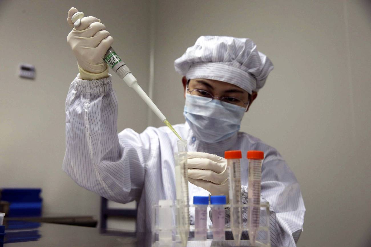  Un biólogo estudia el virus de la gripe aviar H7N9 en una empresa de investigación biológica de Shangái. / Efe