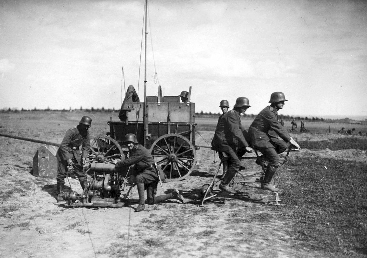 Un equipo alemán de comunicaciones, en el Frente Occidental, usando una bicicleta tándem para alimentar el generador de la estación de radio. / Archivo Nacional Almenán