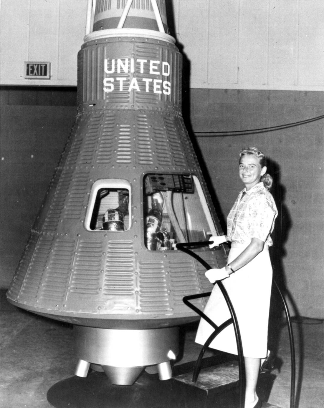 Jerrie Cobb junto a una cápsula espacial Mercuty. 