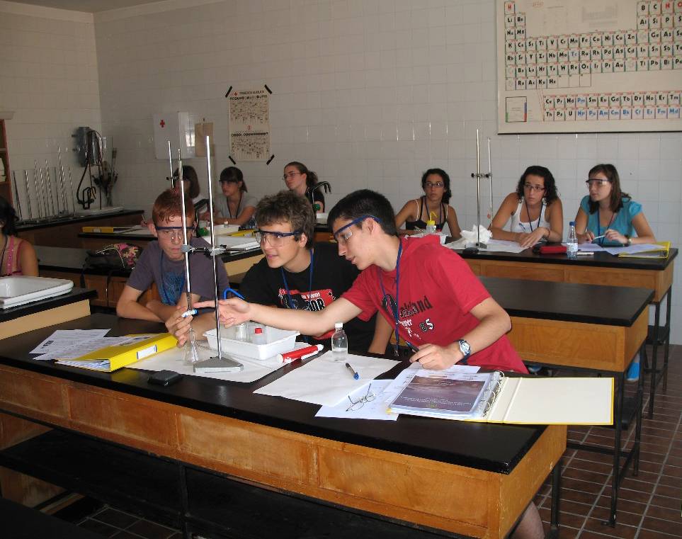 Jóvenes participantes en el campus de profundización científica de Jaca, en un laboratorio.