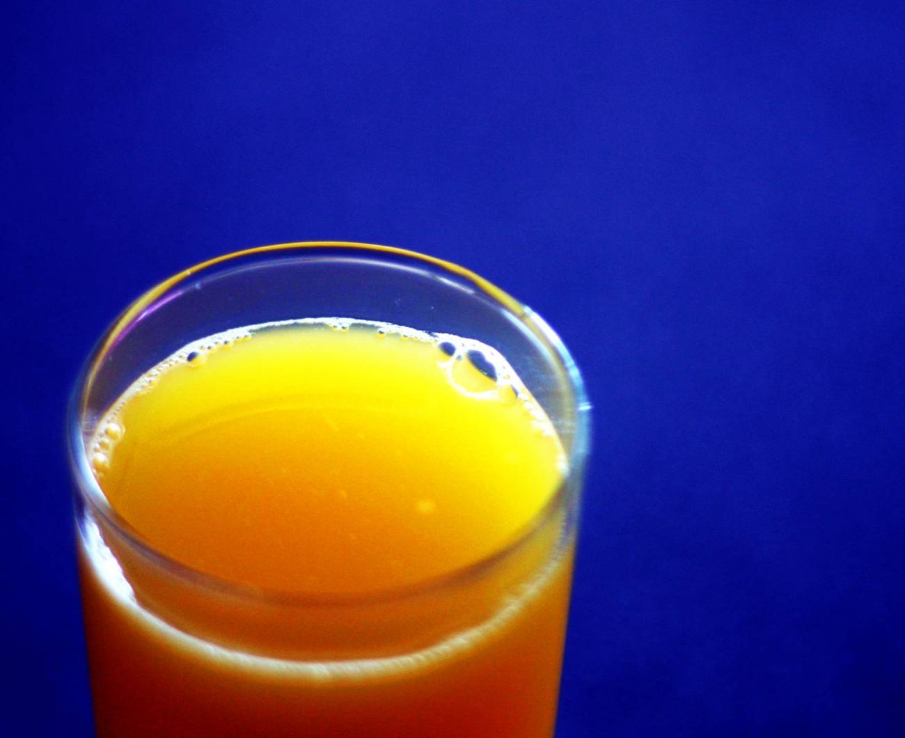 Los zumos llevan más vitamina C de la que indican las etiquetas