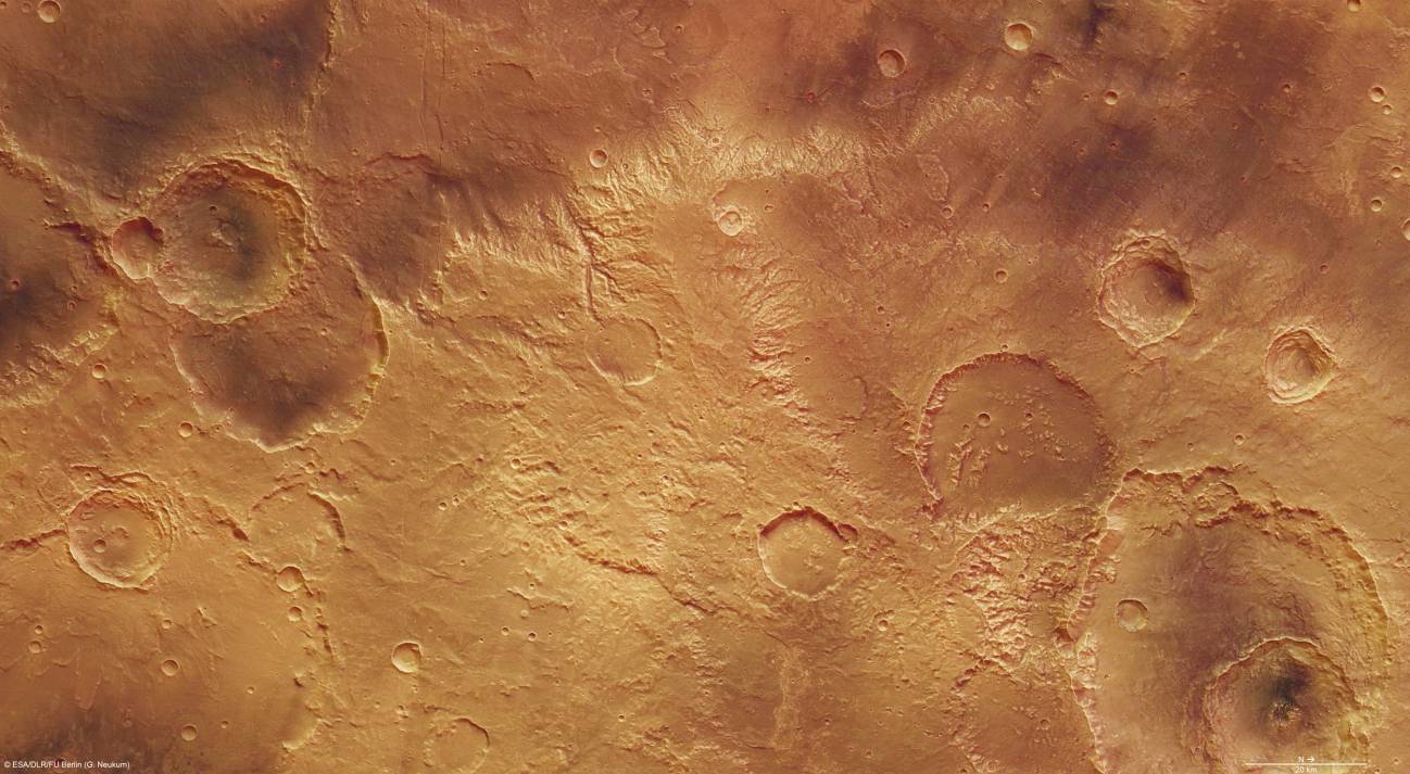Mars Express fotografía los cráteres de la fosa Sirenum