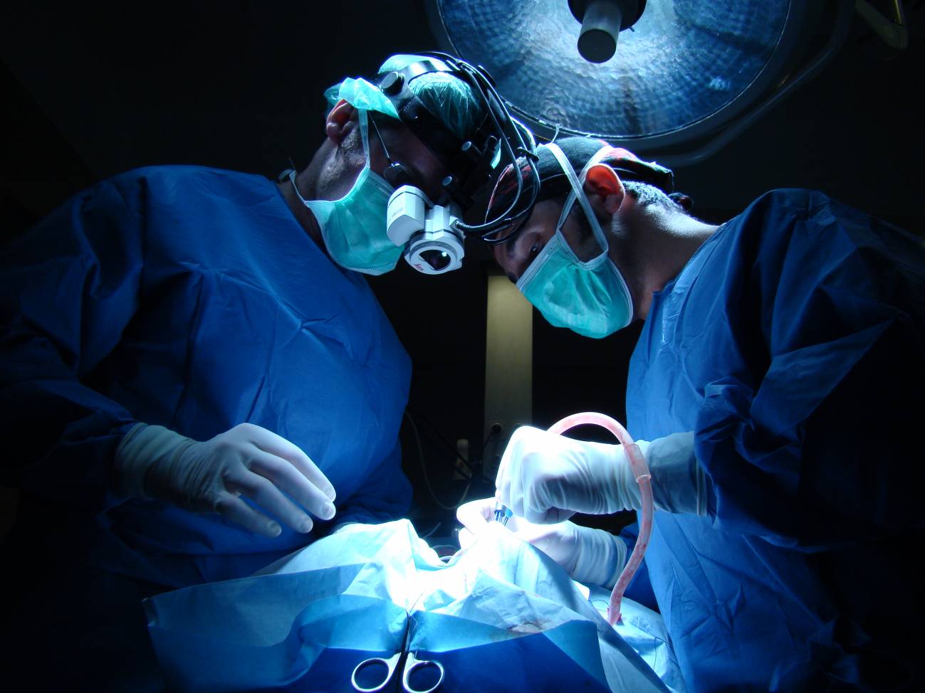 Utilizan un casco con microscopio quirúrgico para intervenciones de neurocirugía