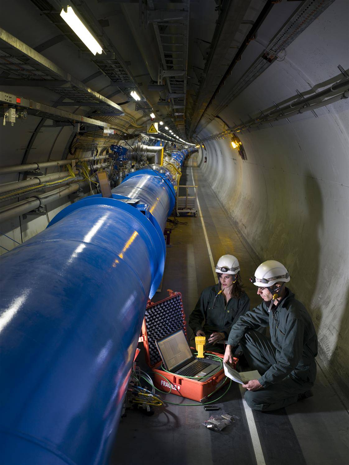 Científicos comprueban la electrónica en un imán dipolo del LHC