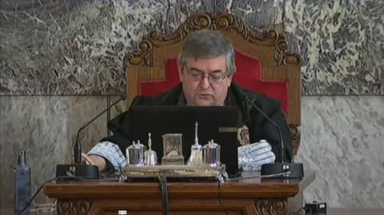 El juez lee la sentencia