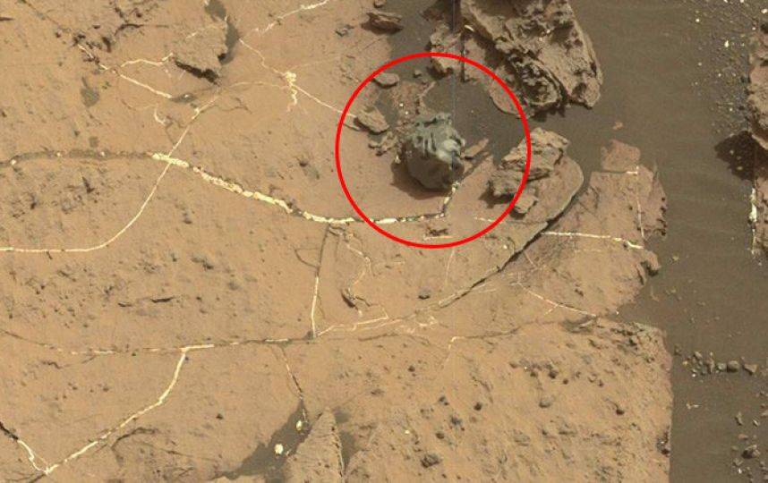 extraño meteorito metálico en Marte