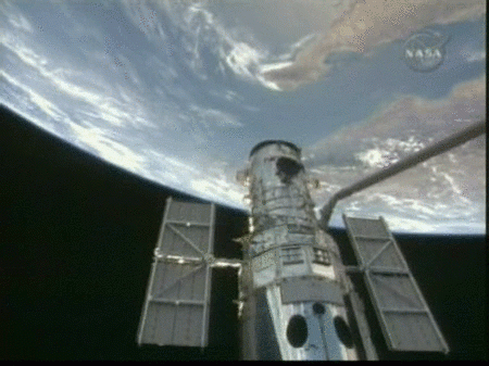 El telescopio Hubble ya está adosado al Atlantis 