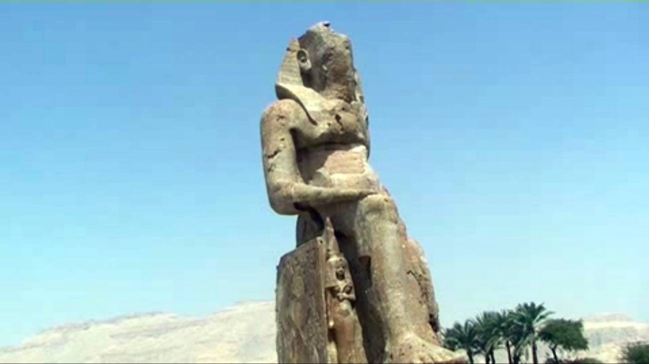 La cabeza de un coloso de Memnón vuelve a su sitio