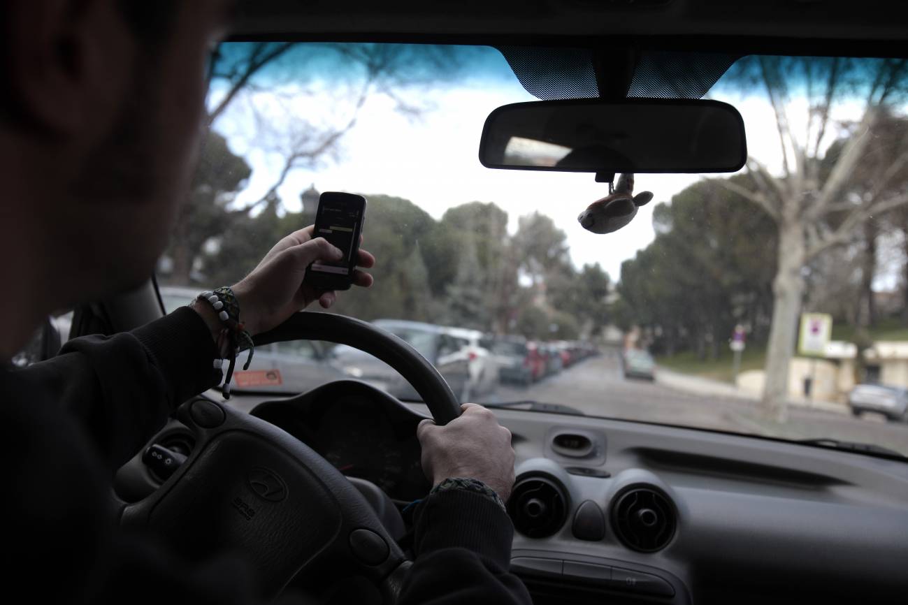 Los peligros del uso del móvil al volante