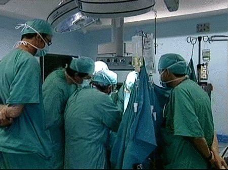 Más de 40 médicos llevan a cabo el segundo trasplante de cara en España