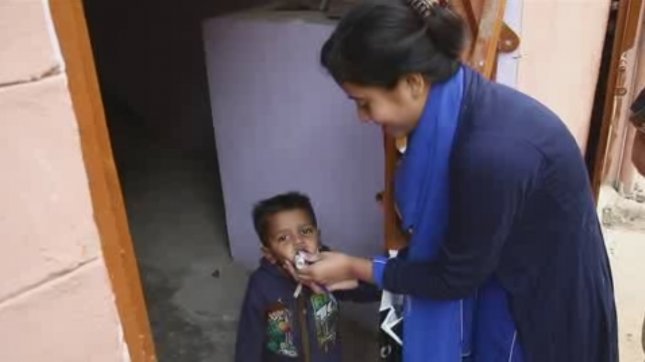 Miles de niños se vacunac contra la polio en Pakistán