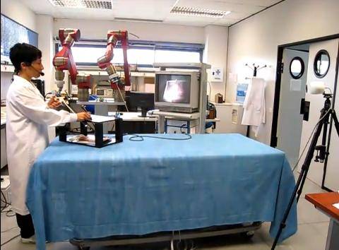 Operación laparoscópica con asistente robótico 
