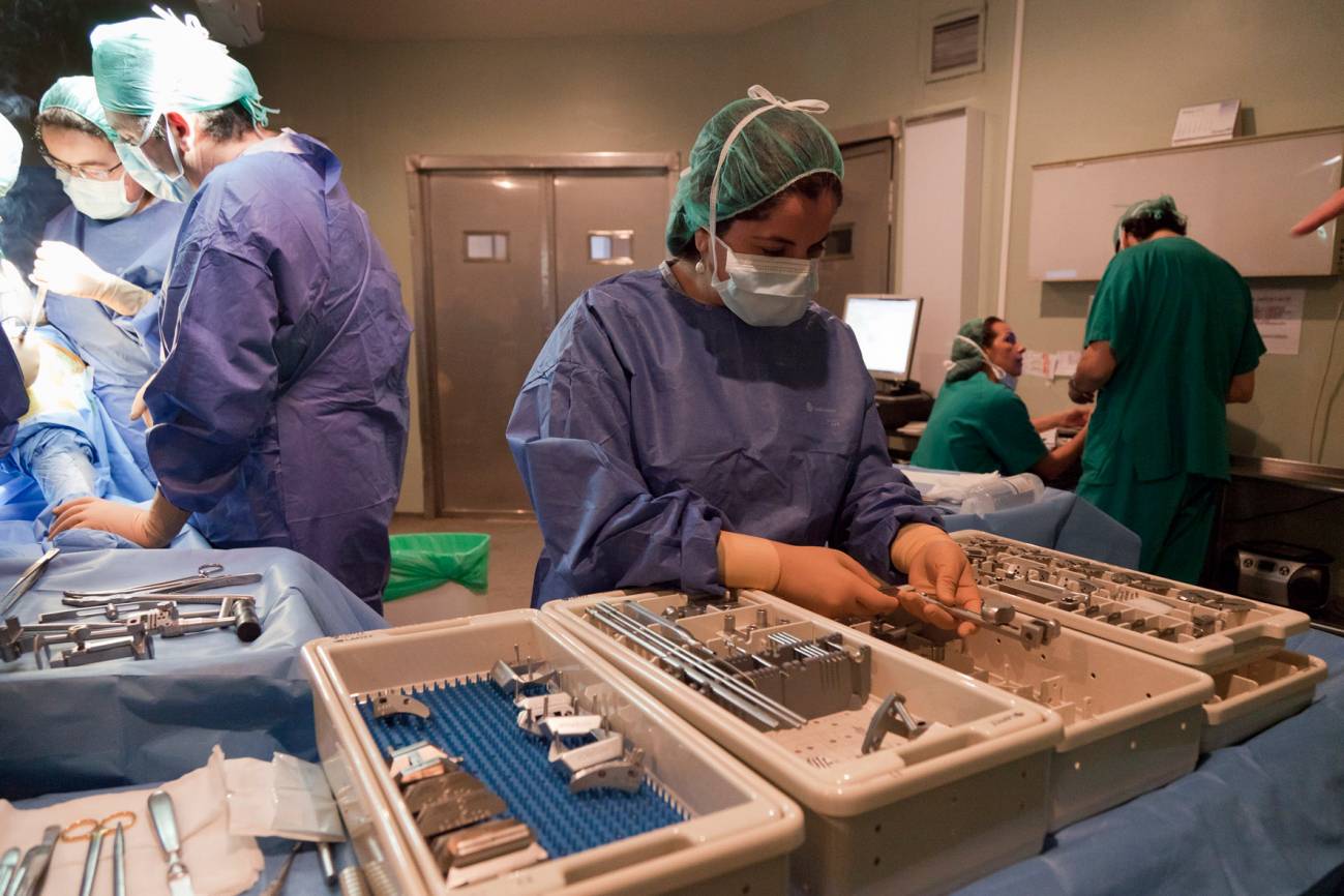 Instrumental quirúrgico diseñado por traumatólogos del Hospital de La Candelaria para la implantación de prótesis totales de rodilla