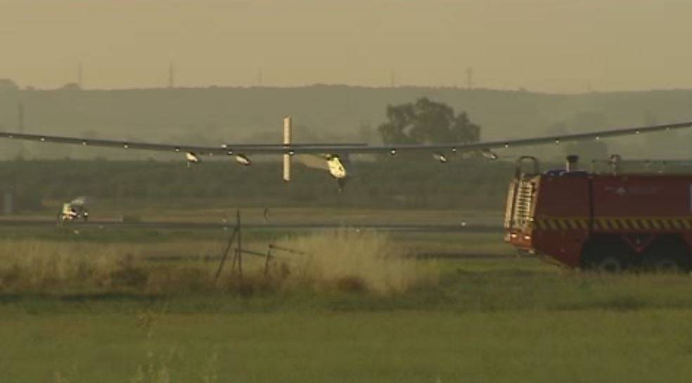 El avión solar llega a Sevilla tras cruzar el Atlántico