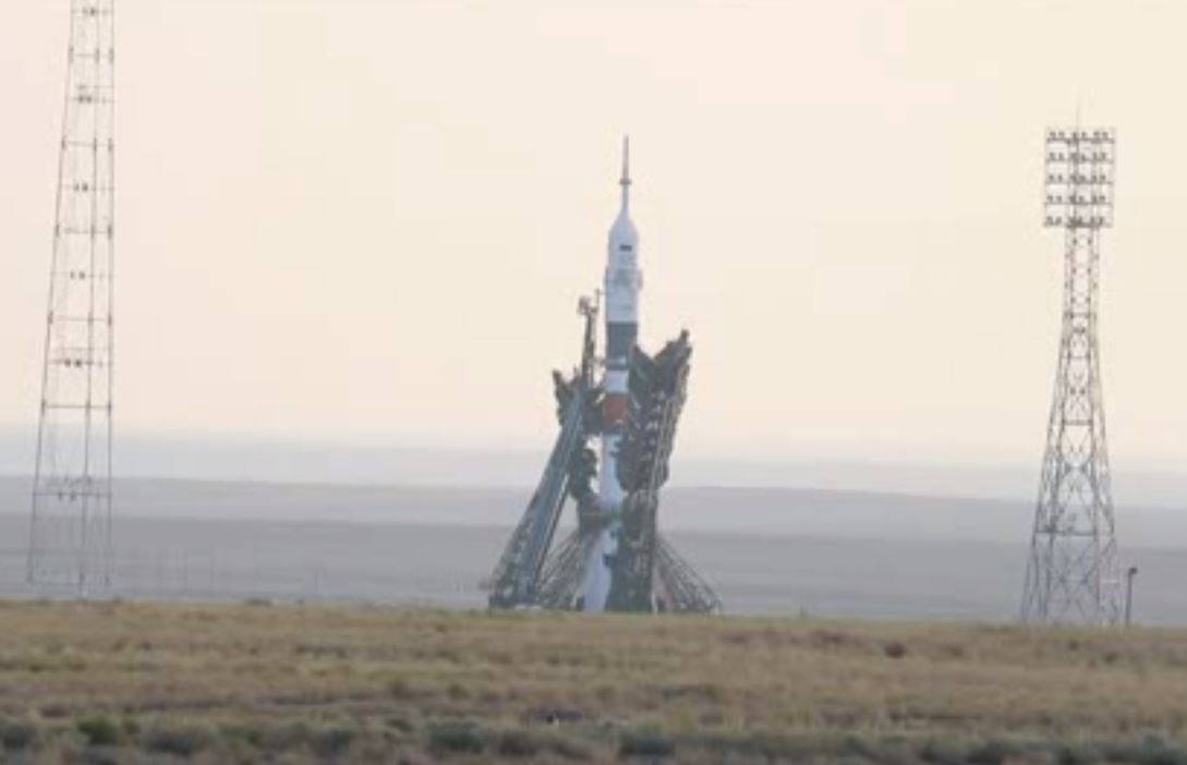 Tres astronautas viajan a la EEI en una nace Soyuz
