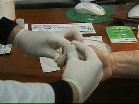 Una veintena de farmacias vascas ofrece el test rápido del VIH
