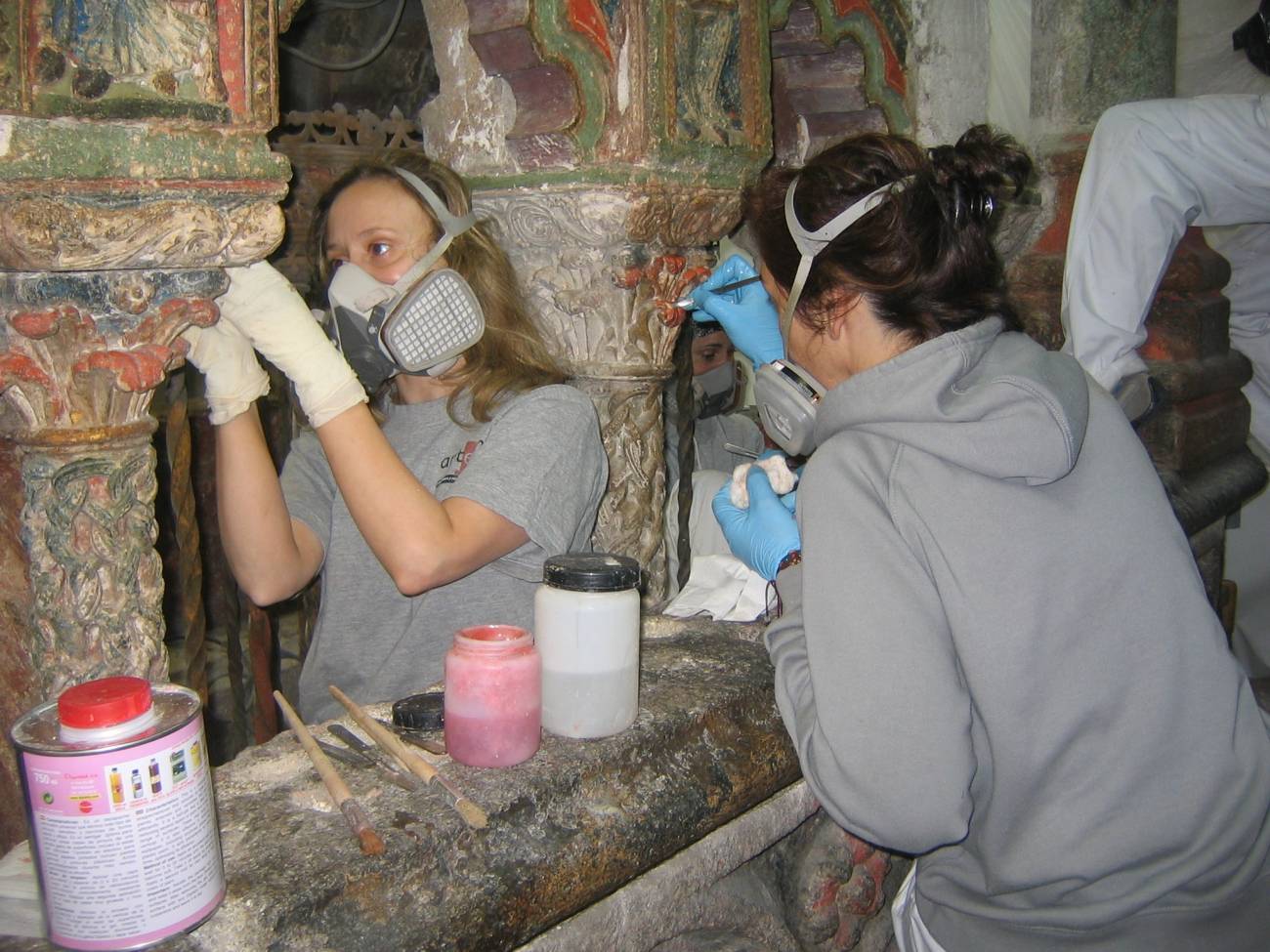 Dos restauradoras trabajan en el sepulcro de San Vicente