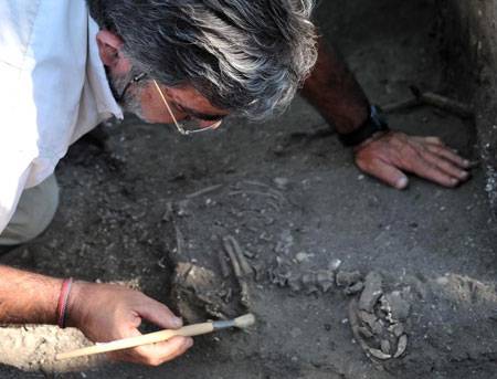 El investigador de la UC Ángel Armendáriz, excavando los restos del Perro de Sado. 
