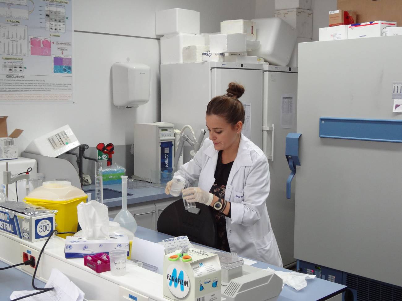 La investigadora de la Universidad de Granada Marta Luna, en el laboratorio del Centro de Investigación Biomédica.