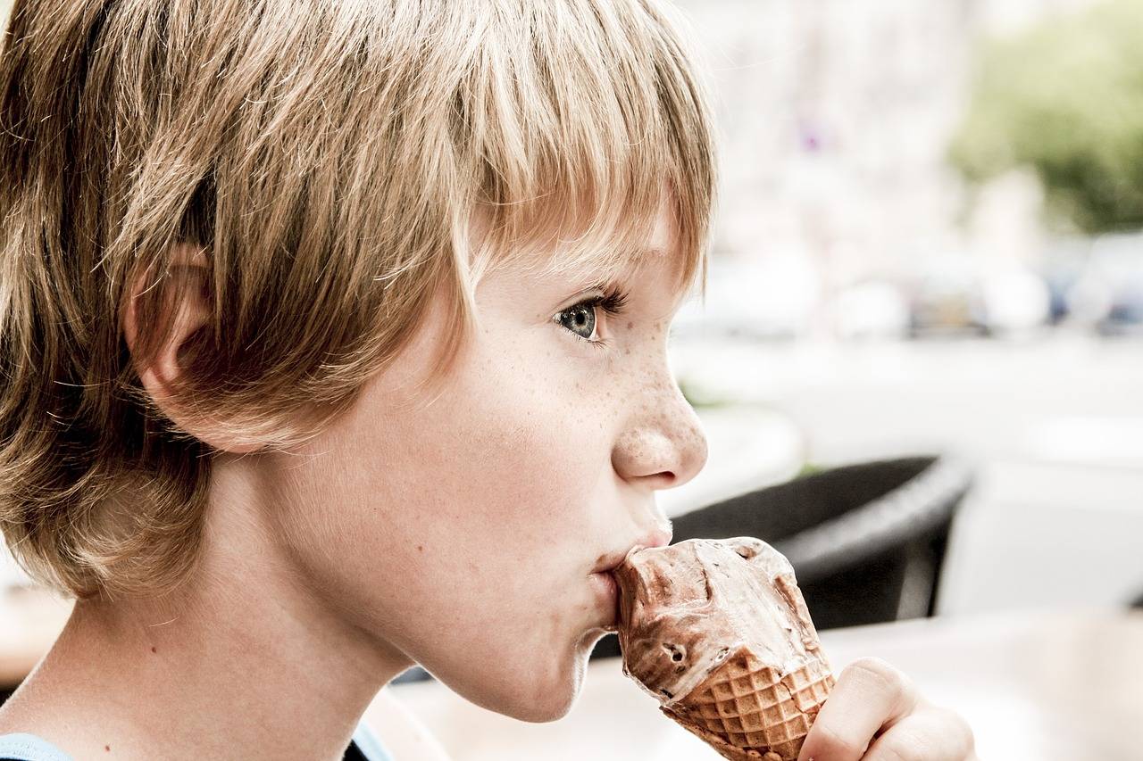 niños comiendo un helado de chocolate