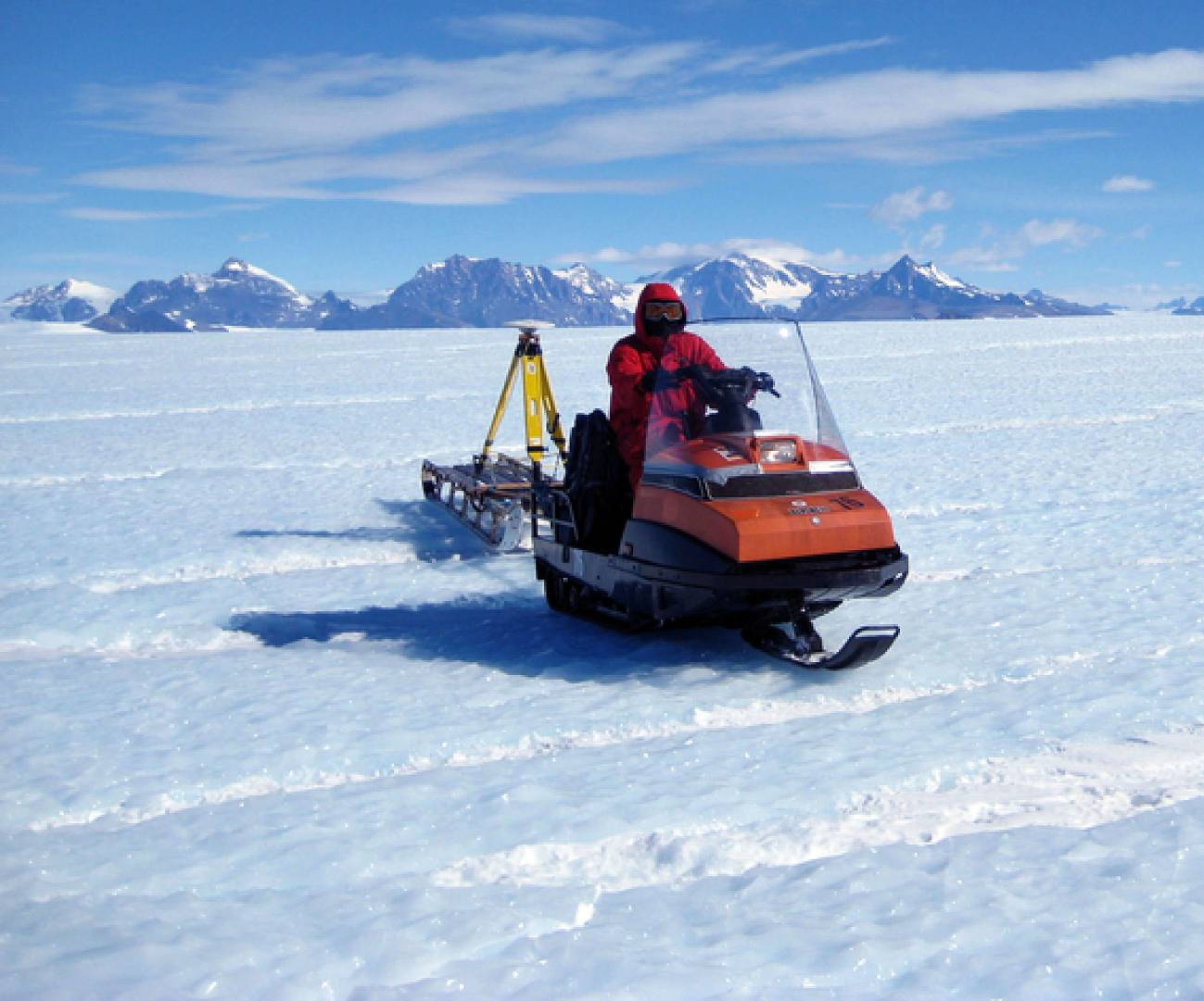 Sensor sobre un trineo arrastrado por una motonieve en la región del 'hielo azul'.