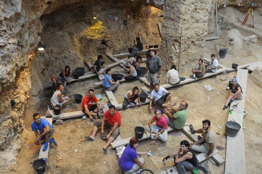 Equipo que excava estos días en el Abric Romaní, en plena acción, bajo la dirección del arqueólogo y director del IPHES Eudald Carbonell (de pie en el centro de la imagen). / Palmira Saladié (IPHES)