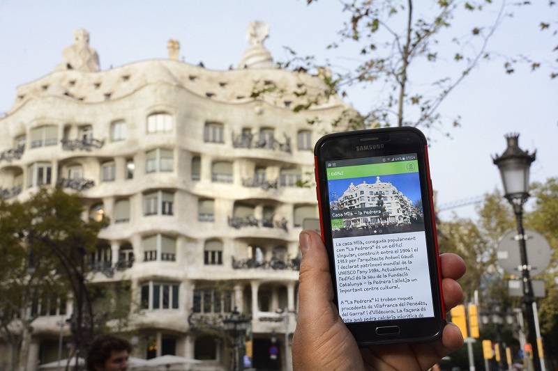Barcelona Rokcs es una nueva aplicación para dispositivos móviles inteligentes que invita a descubrir la ciudad de Barcelona desde una nueva perspectiva científica y cultural.