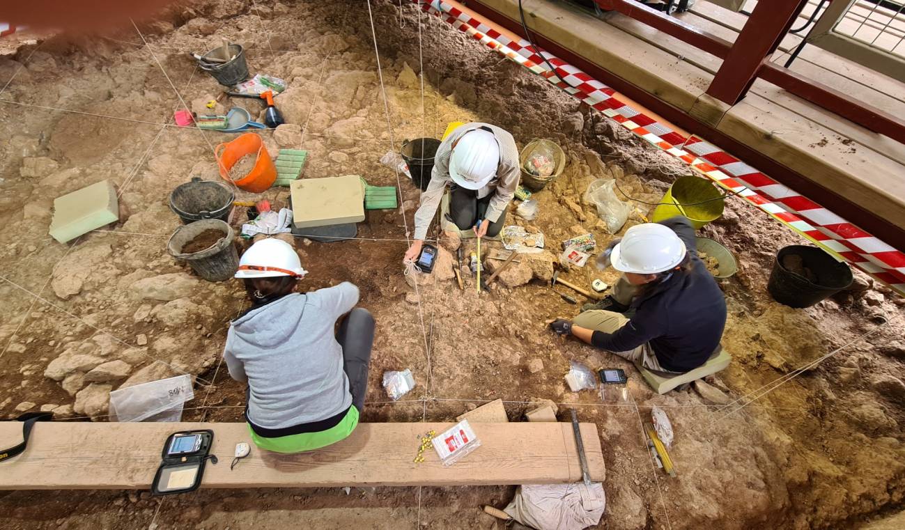 Imagen de los trabajos de excavación en el nivel IIIb de la Cueva de las Teixoneres de Moià