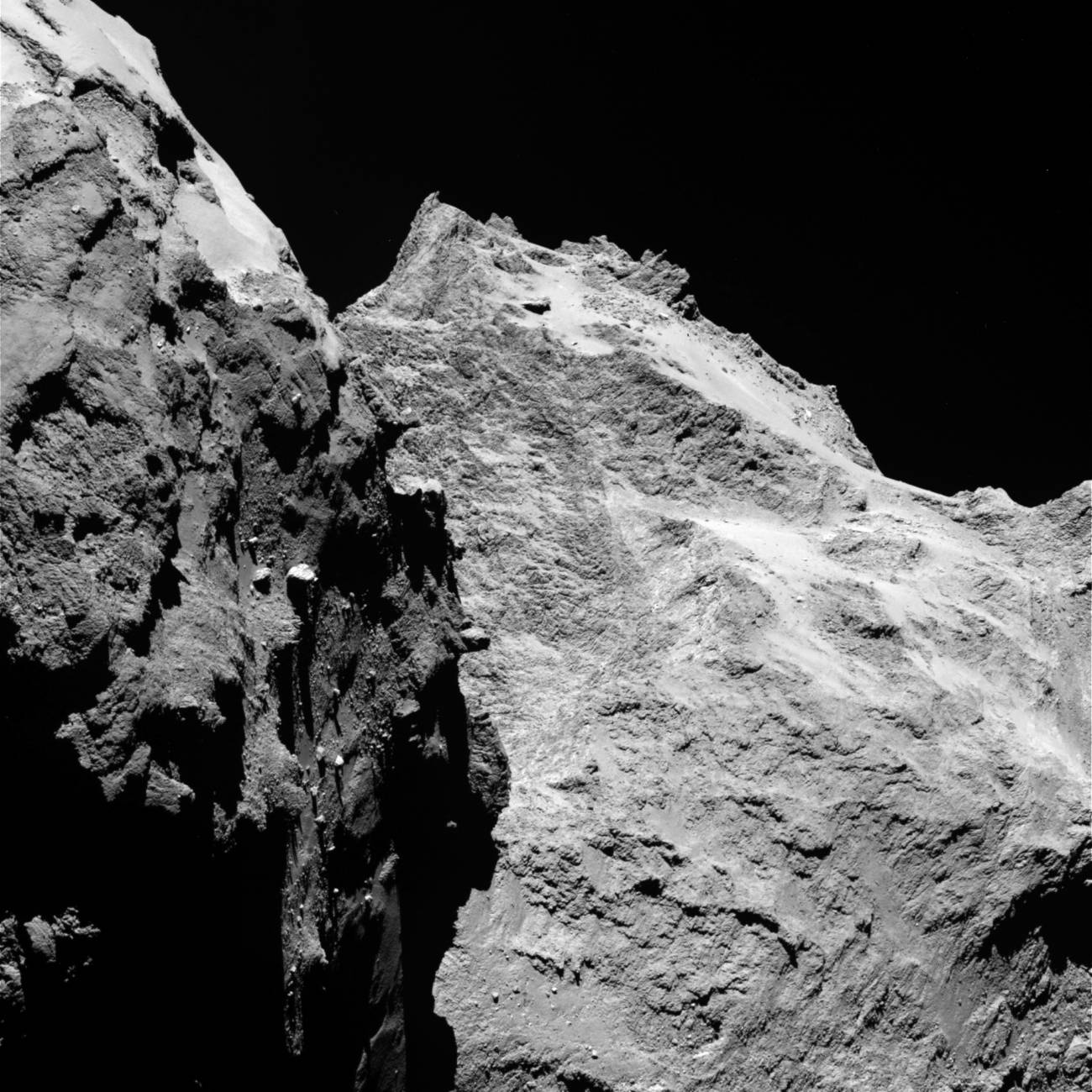 La parte izquierda de las imágenes muestra el ala lateral del "cuerpo" del cometa, mientras que la derecha es la parte de atrás de su "cabeza". La imagen fue tomada por Osiris, el sistema de toma de imágenes científicas de ‘Rosetta’, el 5 de septiembre desde una distancia de 62 kilómetros. 