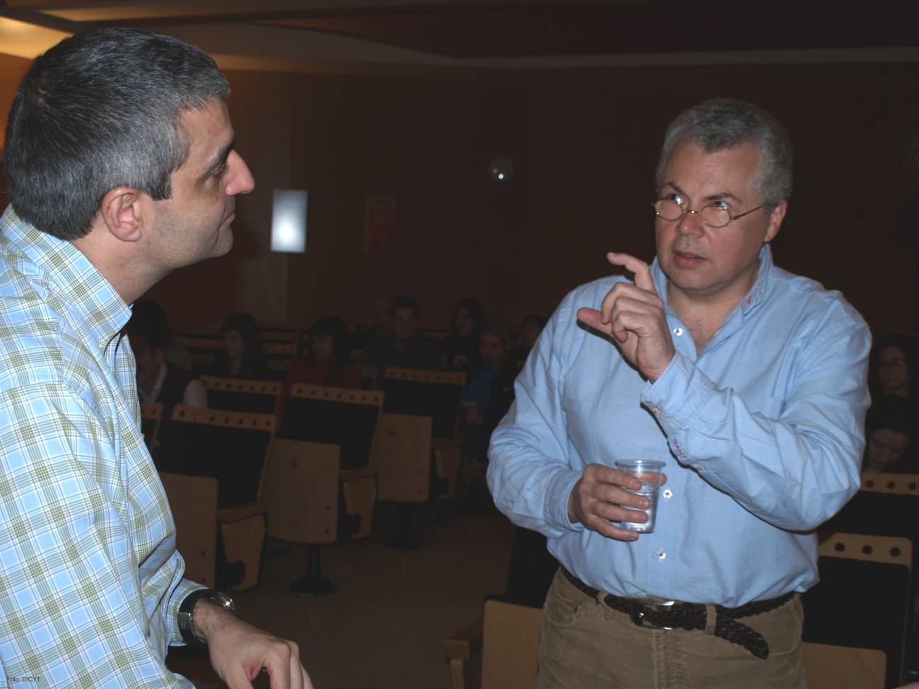 A la derecha, Reinhardt Faëssler, investigador del Max Planck Institute of Biochemistry de Munich (Alemania), conversa con Xosé Bustelo.