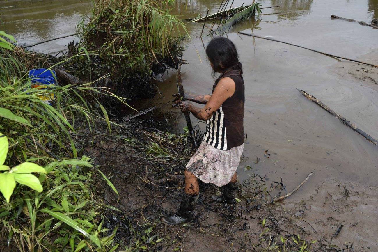  Pobladores limpian un derrame de petróleo este martes, 9 de febrero de 2016, en el municipio de Chiriaco, en la región de Amazonas (Perú). / Efe