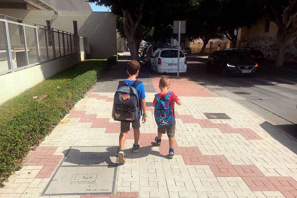 Dos niños de camino al colegio en un momento del estudio