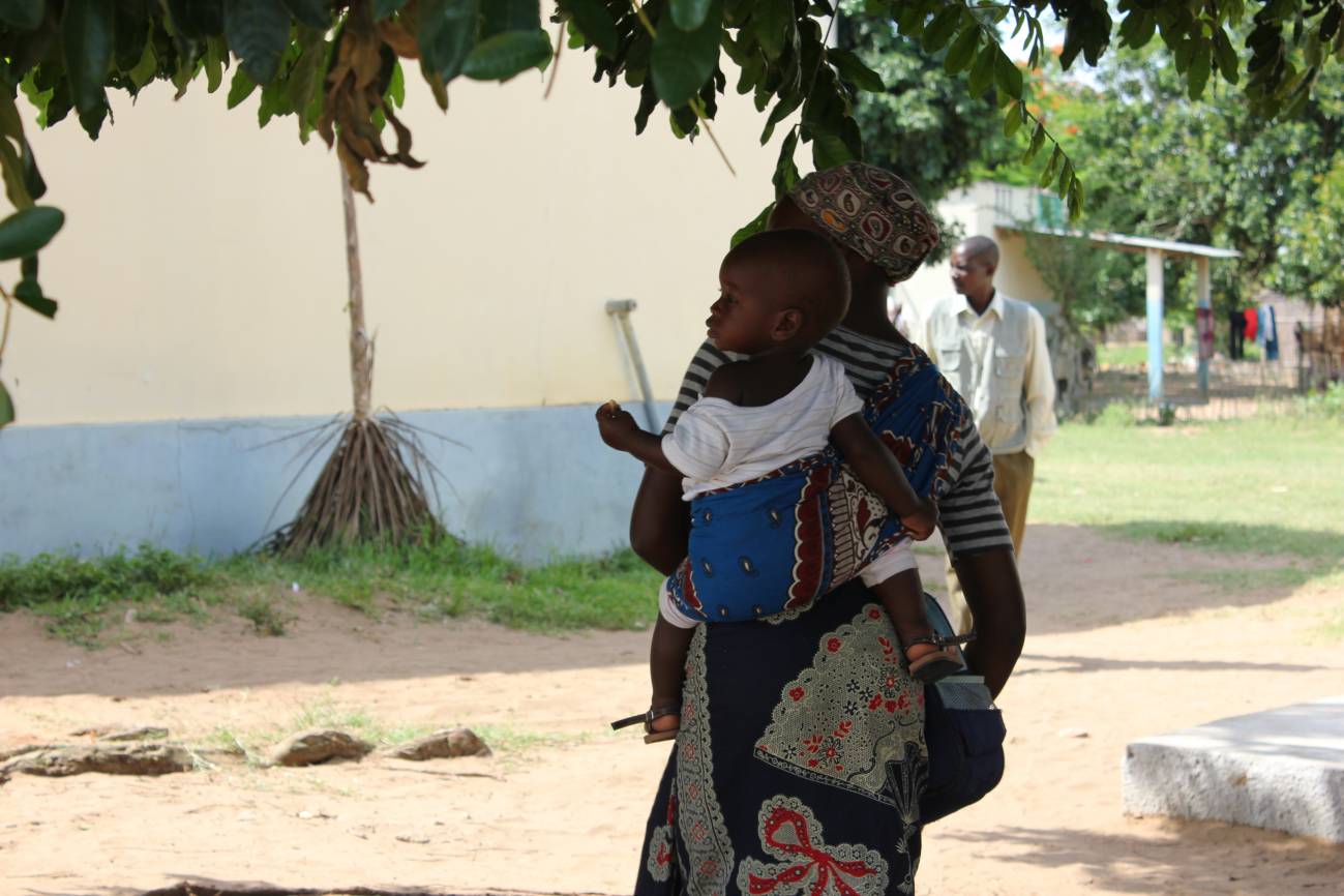 Madre e hijo saliendo de un hospital en el sur de Mozambique