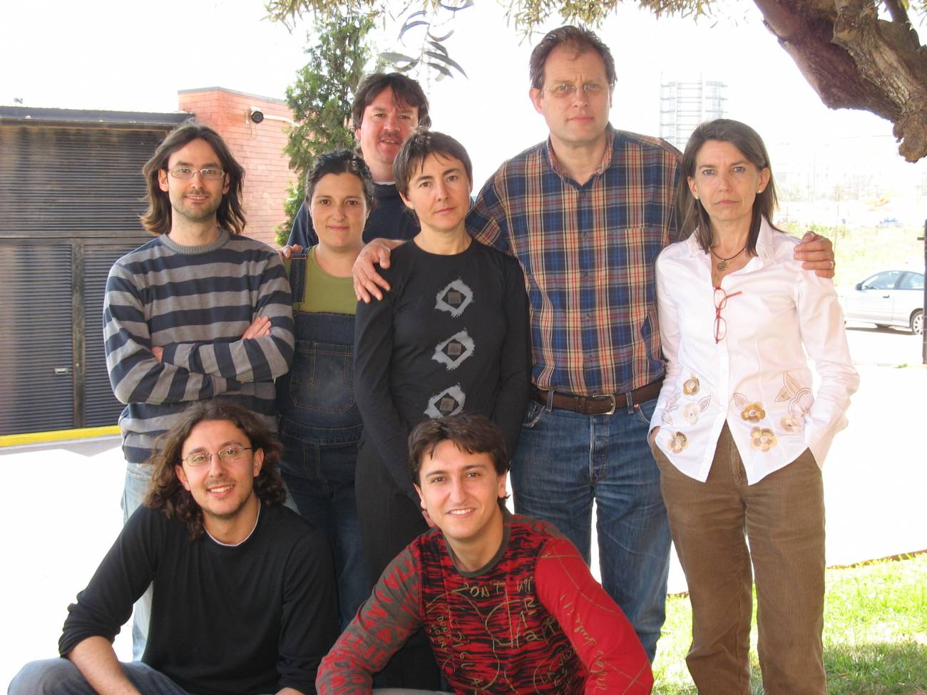 En la imagen, Margarita Orejas (a la dcha.) junto a los investigadores del grupo de Biotecnología de Hongos